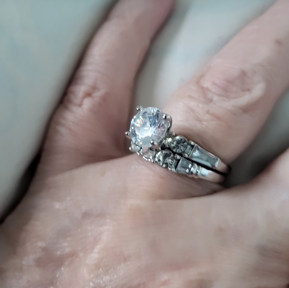 BRILLIANT ROUND CUT & BAUGETTE AUSTRIAN CRYSTALS RING SET - Picture 2 of 10